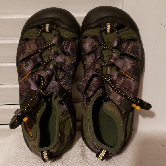 KEEN Shoes - Picture 1 of 8